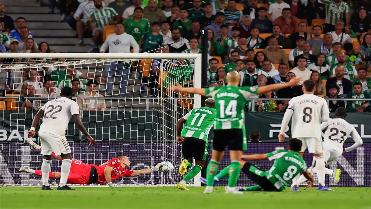 قناة ريال مدريد تنتقد التحكيم بعد التعادل مع ريال بيتيس: يسخرون منا.. وما يحدث خطيئة